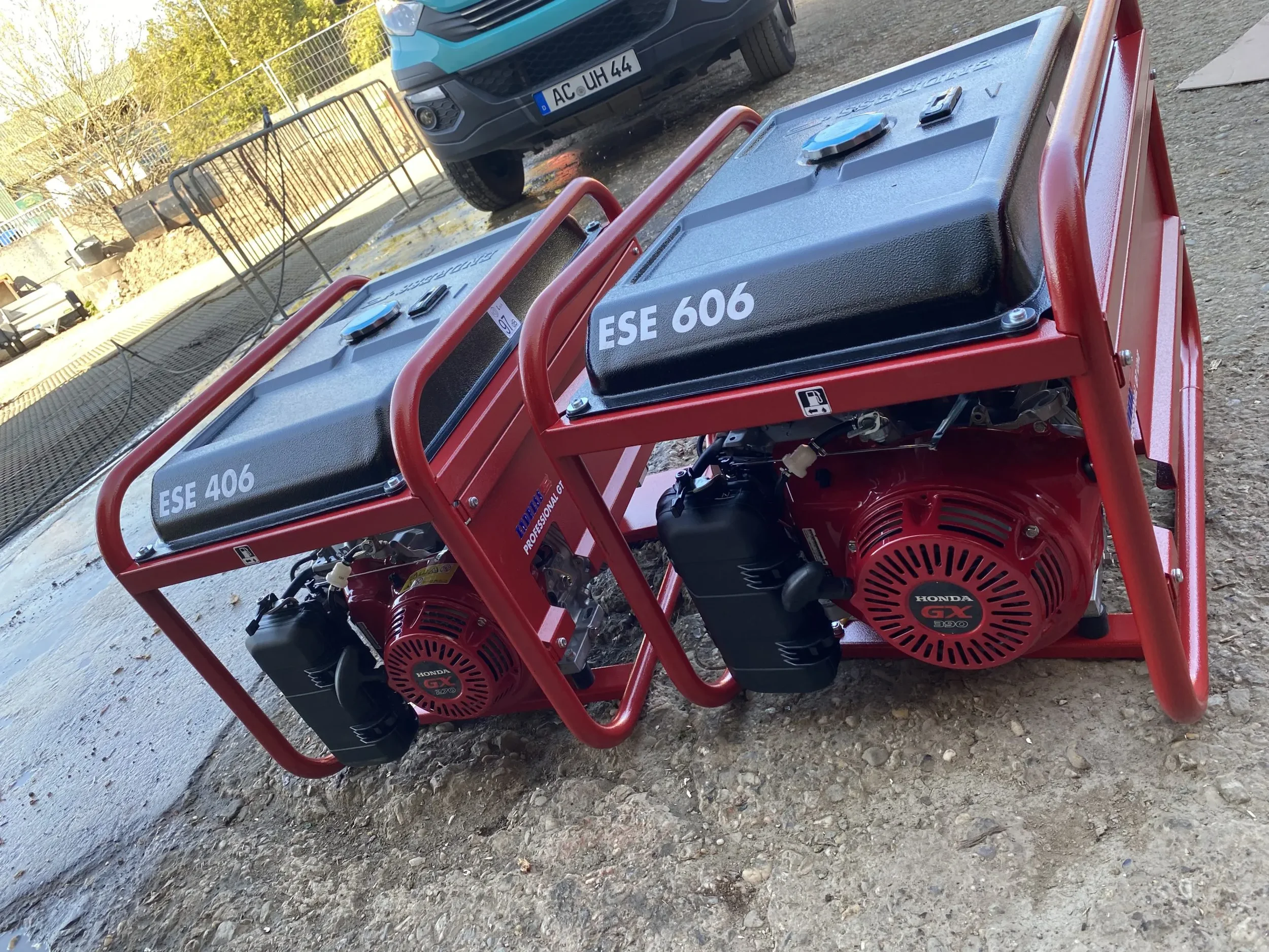 Zwei rot-schwarze benzinbetriebene Stromerzeuger der Marke Endress (Modelle ESE 406 und ESE 606) im robusten Rohrrahmen zur Miete für die zuverlässige mobile Stromversorgung auf Baustellen oder bei Events.