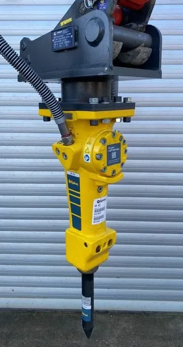 Gelber Epiroc Hydraulikhammer mit Spitzmeißel als Bagger-Anbaugerät zur Miete.