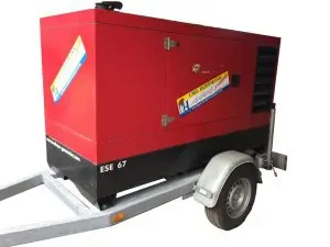 Großer rot-schwarzer Diesel-Stromerzeuger der Marke Endress (Modell ESE 67) auf einem Anhängerfahrgestell zur Miete für die mobile und leistungsstarke Stromversorgung auf Baustellen oder bei Events.