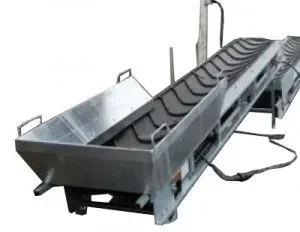 Hier ist der ALT-Text auf Deutsch:  Elektrisches Förderband aus verzinktem Stahl mit Einfülltrichter und strukturiertem Gummigurt zur Miete für den effizienten Materialtransport.