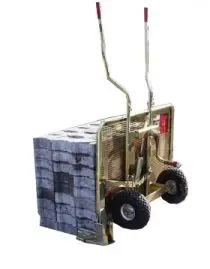 Verzinkte Verbundsteintransportkarre der Marke Probst mit einem gegriffenen Paket Pflastersteine zur Miete für den einfachen und ergonomischen Transport von ganzen Steinlagen auf der Baustelle.
