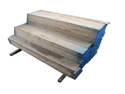 Ordentlich gestapelte, robuste Holzbohlen (Gerüstbohlen/Schalungsbohlen) mit blau markierten Enden im Format 28 x 300 cm zur Miete für den vielseitigen Einsatz als sichere Arbeitsplattform.