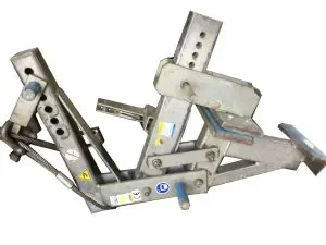 Verzinkte mechanische Winkelelementzange zur Miete für das sichere Heben und präzise Versetzen von schweren und asymmetrischen L-Steinen oder Stützwandelementen im Tief- und Galabau.