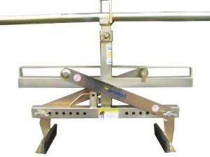 Verzinkte Trittstufenversetzzange der Marke Probst mit verstellbarem Greifbereich zur Miete für das sichere und ergonomische Heben und Setzen von Treppenstufen und schweren Blocksteinen.