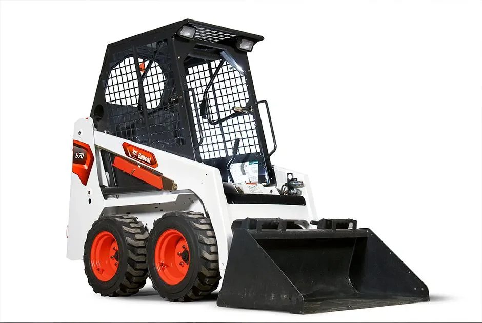 Kompakter, weiß-oranger Kompaktlader (Skid-Steer) der Marke Bobcat (Modell S70) mit Radfahrwerk, offener Kabine mit Schutzgitter und breiter Ladeschaufel zur Miete für wendige und effiziente Lade.