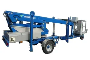 Anhänger-Arbeitsbühne in Blau mit ausfahrbarem Ausleger und Arbeitskorb.