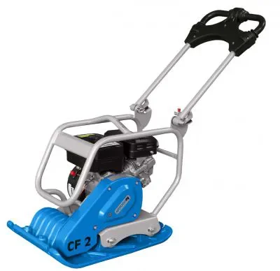 Kompakte, vorwärtslaufende Benzin-Rüttelplatte (Vibrationsplatte) der Marke Weber mt (Modell CF 2 Hd) mit markanter blauer Grundplatte, robustem Schutzrahmen, leistungsstarkem Motor