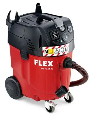 Kompakter, rot-schwarzer Feinstaubsauger (Industriestaubsauger / Sicherheitssauger der Staubklasse M) der Marke FLEX (Modell VCE 45 M AC) mit Transportrollen, Saugschlauch und integrierter Gerätesteckdose.