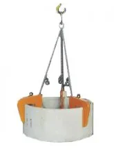 Dreisträngiges Schachtringgehänge mit orangefarbenen Klemmen zur Miete für das sichere Heben und passgenaue Setzen von schweren Betonschachtringen im Tief- und Kanalbau.