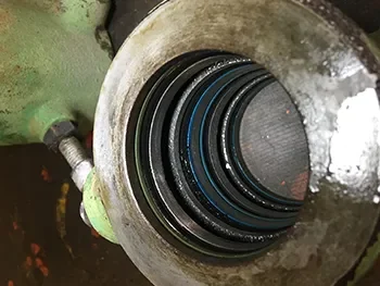 Nahaufnahme einer Dichtung und Lagerführung in einem geöffneten Maschinengehäuse, sichtbar während der Instandsetzung.