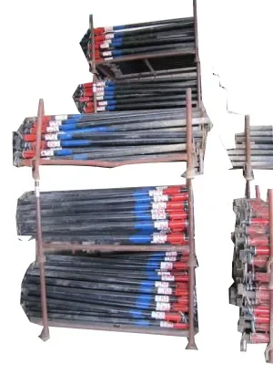 Auf Transportgestellen gestapelte, schwarz-rot-blaue Stahlstützen (Deckenstützen/Baustützen) der Marke Ischebeck mit stufenlosem Schraubgewinde (Auszugslänge 1,75 m bis 3,00 m) zur Miete als Schalungszubehör