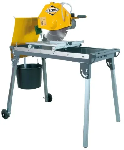 Gelb-graue, elektrische Steintrennsäge (Tischsäge) der Marke Cedima (Modell CTS-56) mit klappbaren Standbeinen, Transporträdern, leichtgängigem Rolltisch, großer Diamanttrennscheibe und hängendem Wasserbehälter.