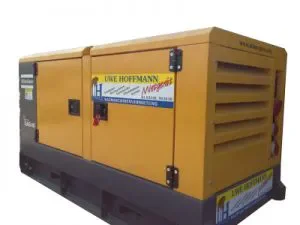 Großer gelb-grauer Diesel-Stromerzeuger der Marke Atlas Copco mit Schallschutzgehäuse zur Miete für die zuverlässige und leistungsstarke Stromversorgung auf Baustellen oder bei Events.