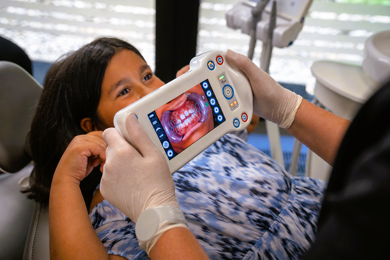 Digitale Kieferorthopädie – modern und präzise. Digitale Technologien können Diagnostik, Behandlungsplanung und Verlaufskontrolle in der Kieferorthopädie unterstützen. So lässt sich die geplante Zahnbewegung anschaulich darstellen.