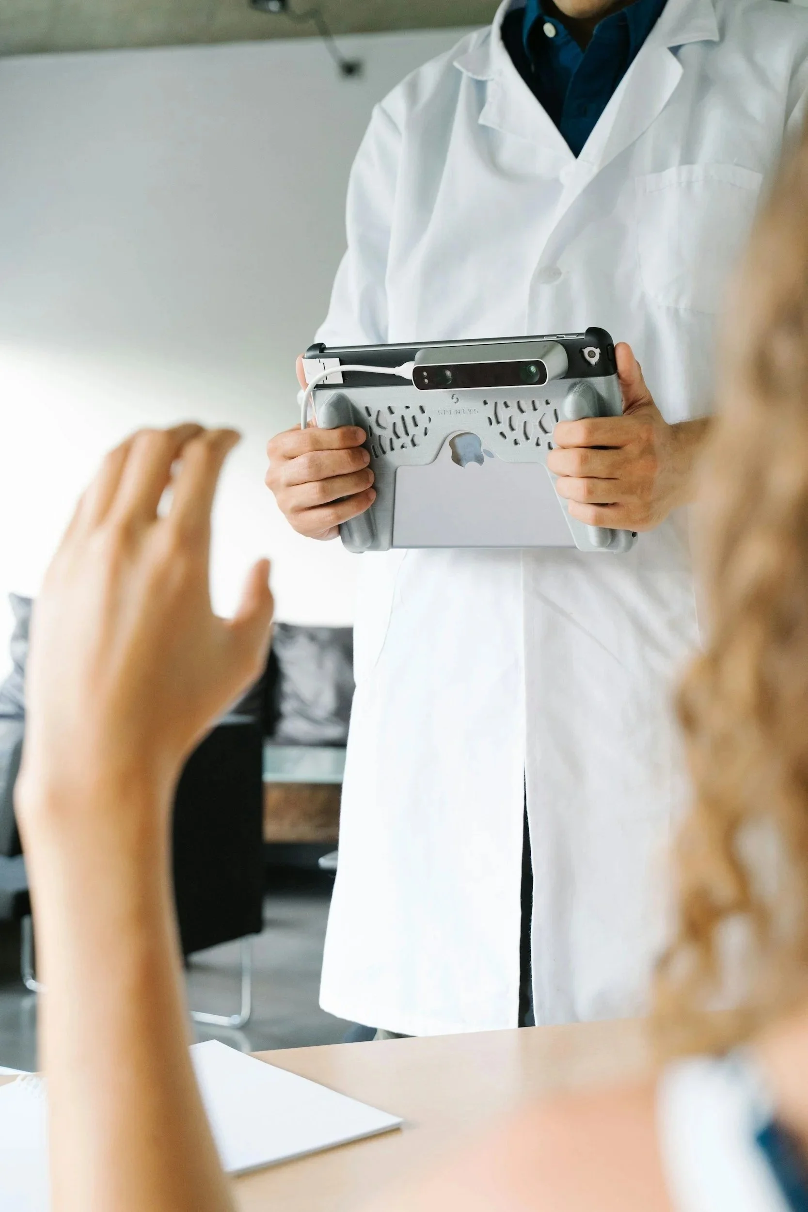 „Moderne Kieferorthopädie Mainz – digitale Diagnostik und Beratung mit Tablet in der Praxis