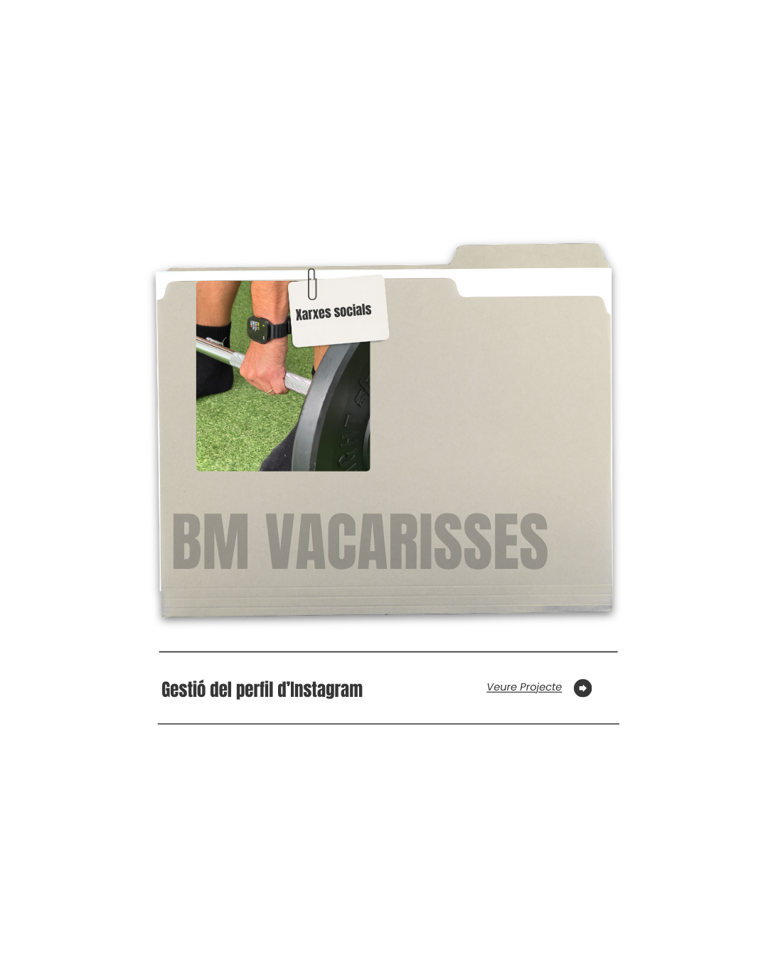Un cartel de oficina con la etiqueta 'Xarxes socials' y una foto de una persona levantando pesas en un gimnasio, con la leyenda 'BM VACARISSES' en la parte inferior.