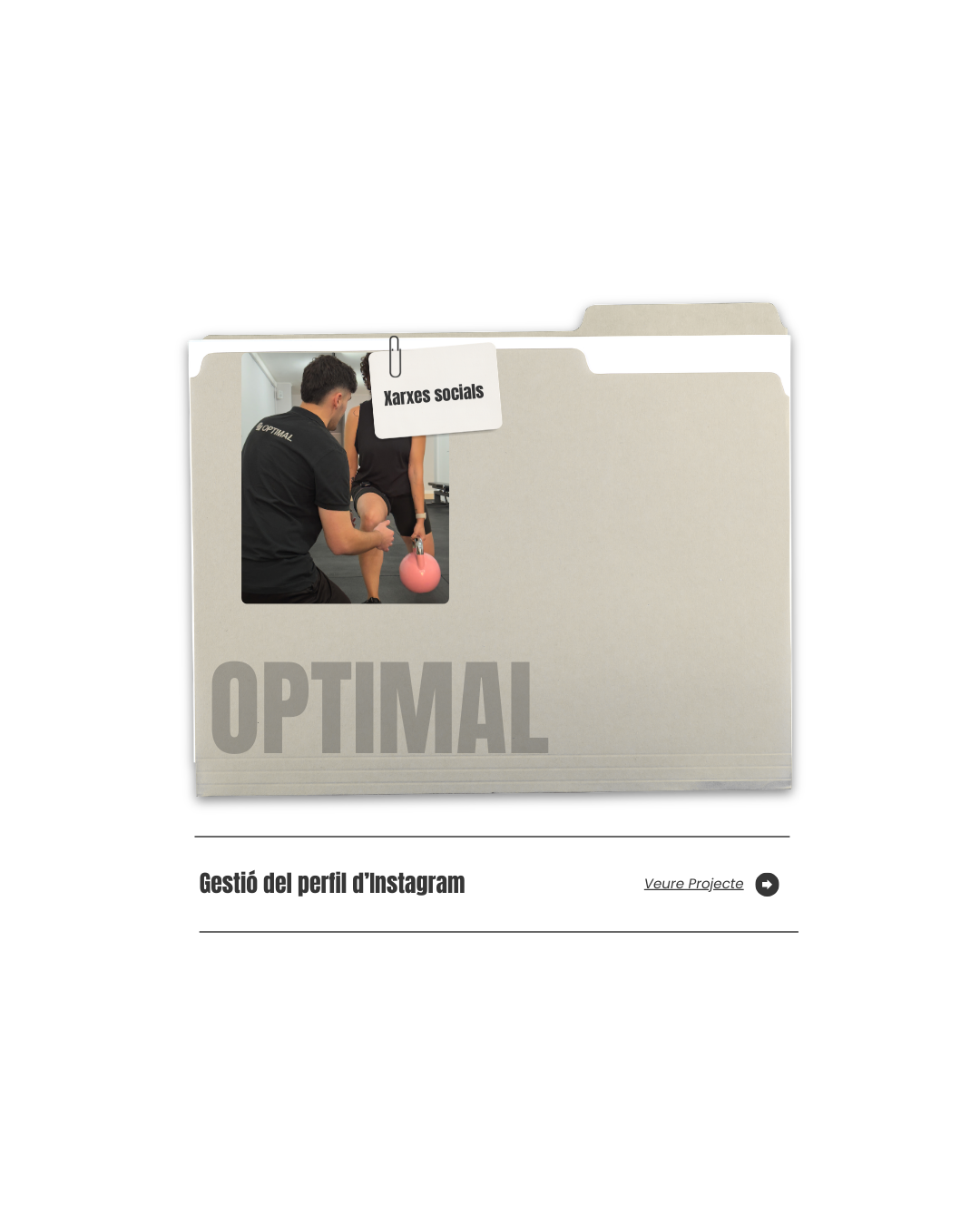 Una carpeta de archivo con una foto de una persona que entrena con un balón medicinal, y una etiqueta que dice 'Xarxes socials'. La carpeta tiene la palabra 'OPTIMAL' en la parte inferior.