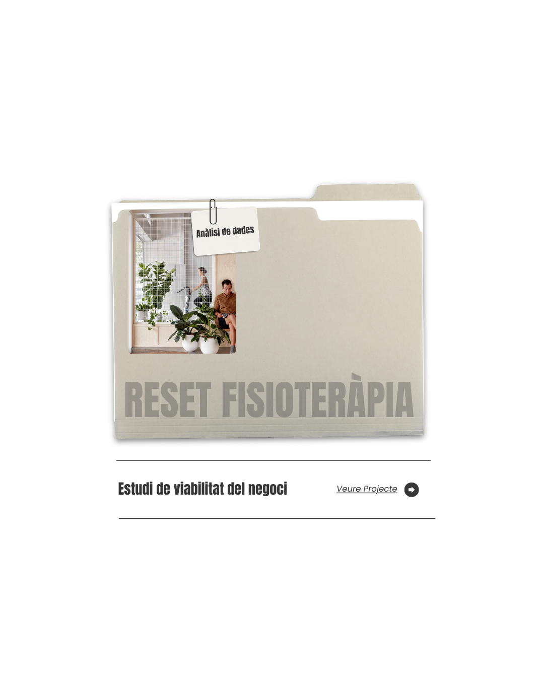 Archivo de carpeta con etiqueta que dice 'Análisis de datos' y palabras 'Reset Fisioterapia' en la parte inferior, con una fotografía de dos personas en un entorno de oficina.
