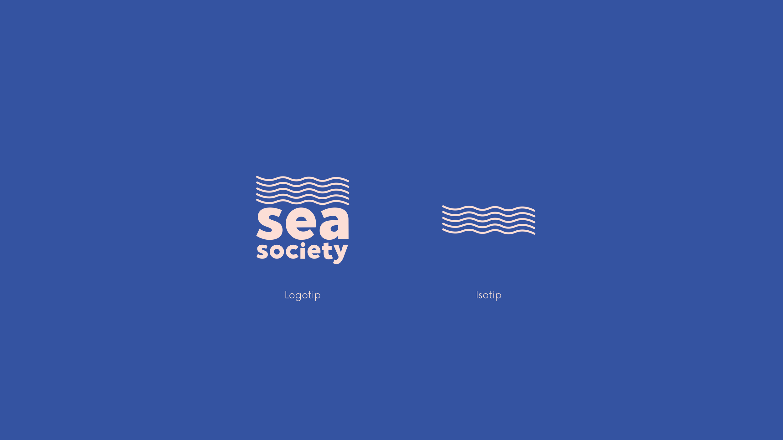 Imagen del logotipo de Sea Society con ondas estilizadas, junto a una representación isotipada del mismo logo muestra diferentes estilos de diseño.