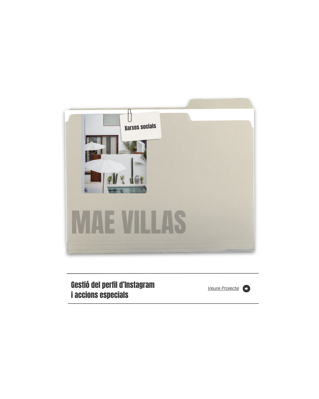 Archivo con la etiqueta 'Xarxes socials' en la parte superior. En la portada, una imagen de una terraza moderna con sombrillas blancas, plantas y una piscina, y el texto 'MAE VILLAS' en letras grandes y grises.