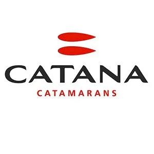Logo de la marque Catana avec deux formes rouges ovales au-dessus du texte