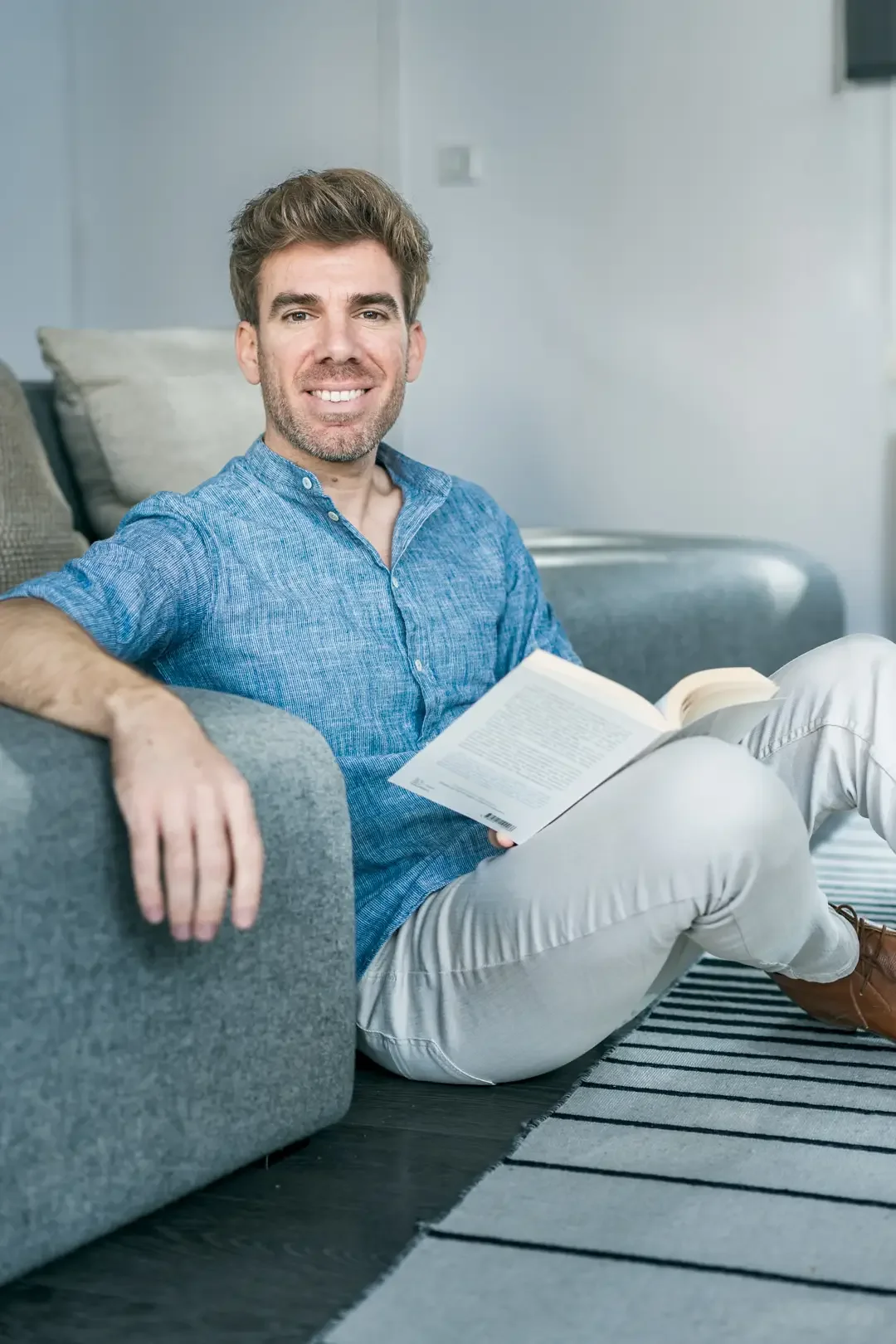 portrait-naturel-coach-perpignan-lecture-detente.webp