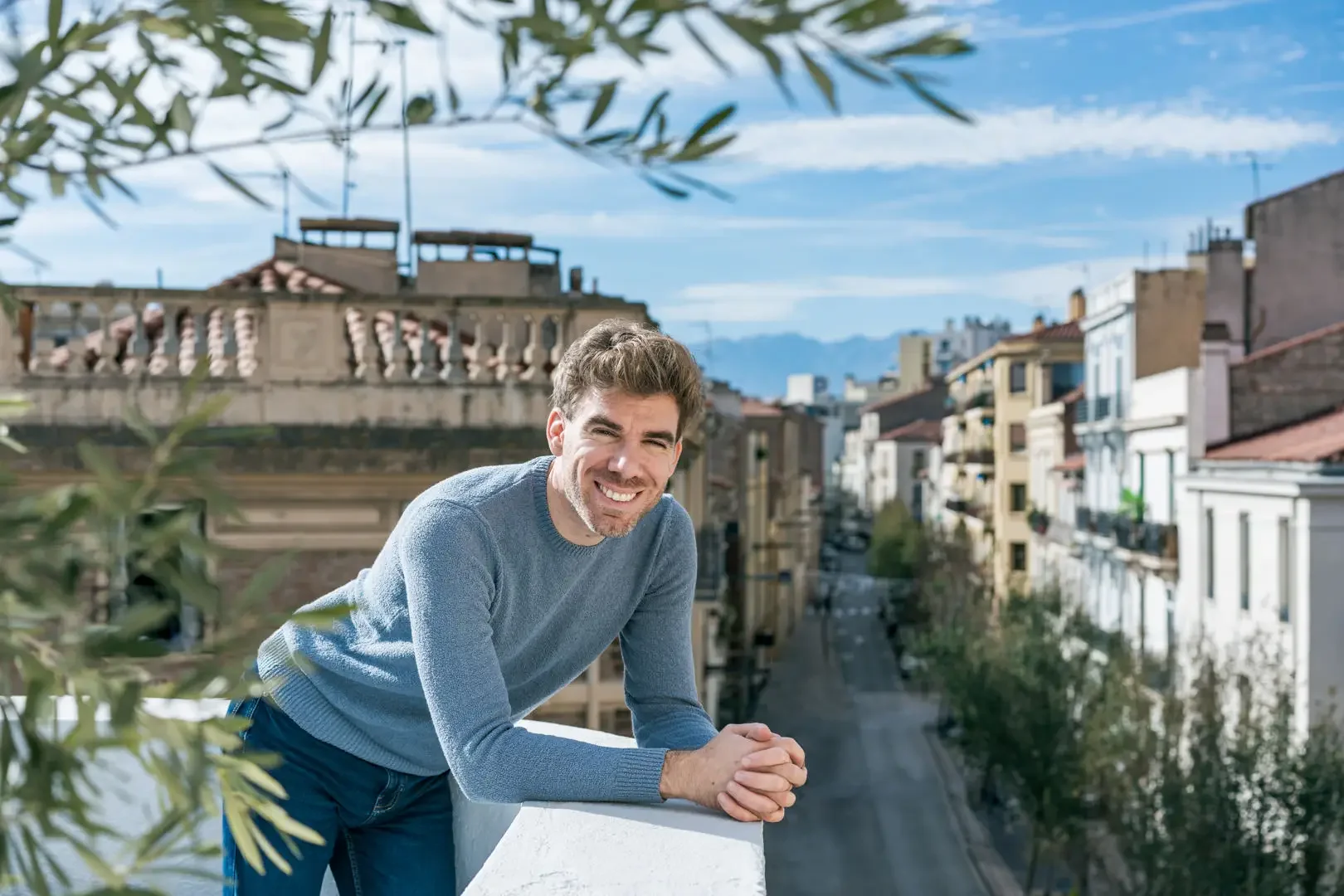 portrait-coach-perpignan-exterieur-terrasse-ville.webp