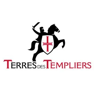 Logo de Terres des Templiers avec un chevalier en armure noir tenant une lance, un bouclier avec une croix rouge, et le texte » Terres des Templiers » en dessous.