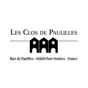 Logo de 'Les Clos de Paullilles', avec une illustration de trois maisons noires simplifiées, et l'adresse à Baie de Paullilles, Port-Vendres, France.