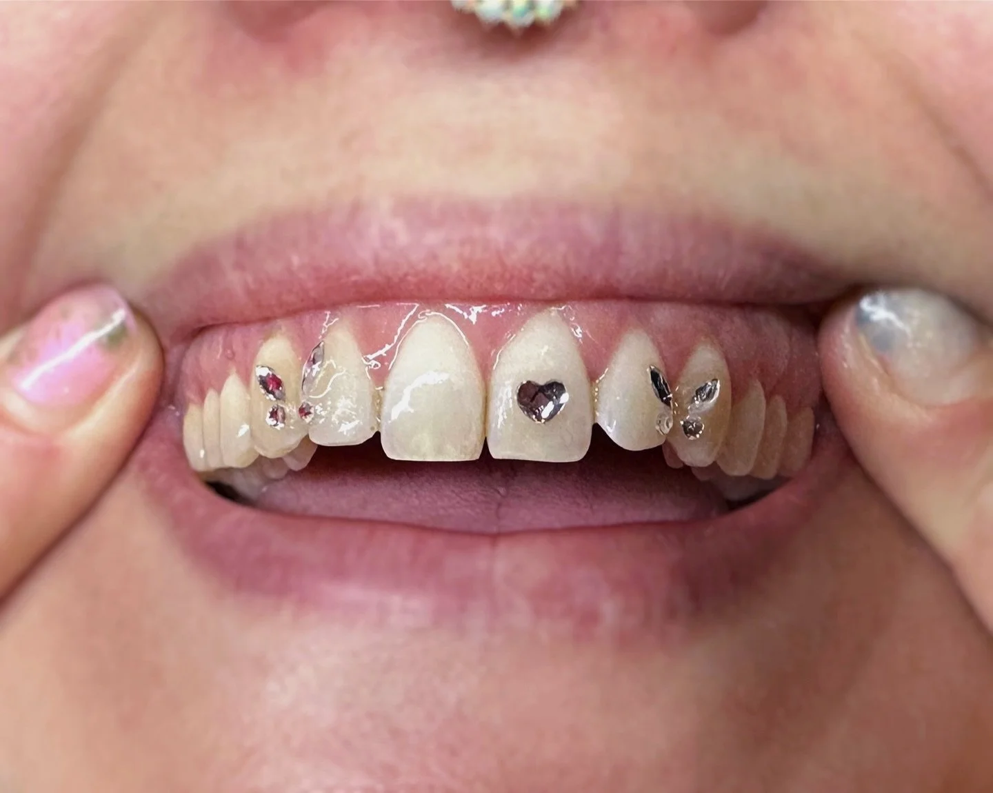 Double butterflies and a heart for @dwntwn_shit 

Loved doing this one, merci Claire! 

Tooth gems, Montreal, PMU