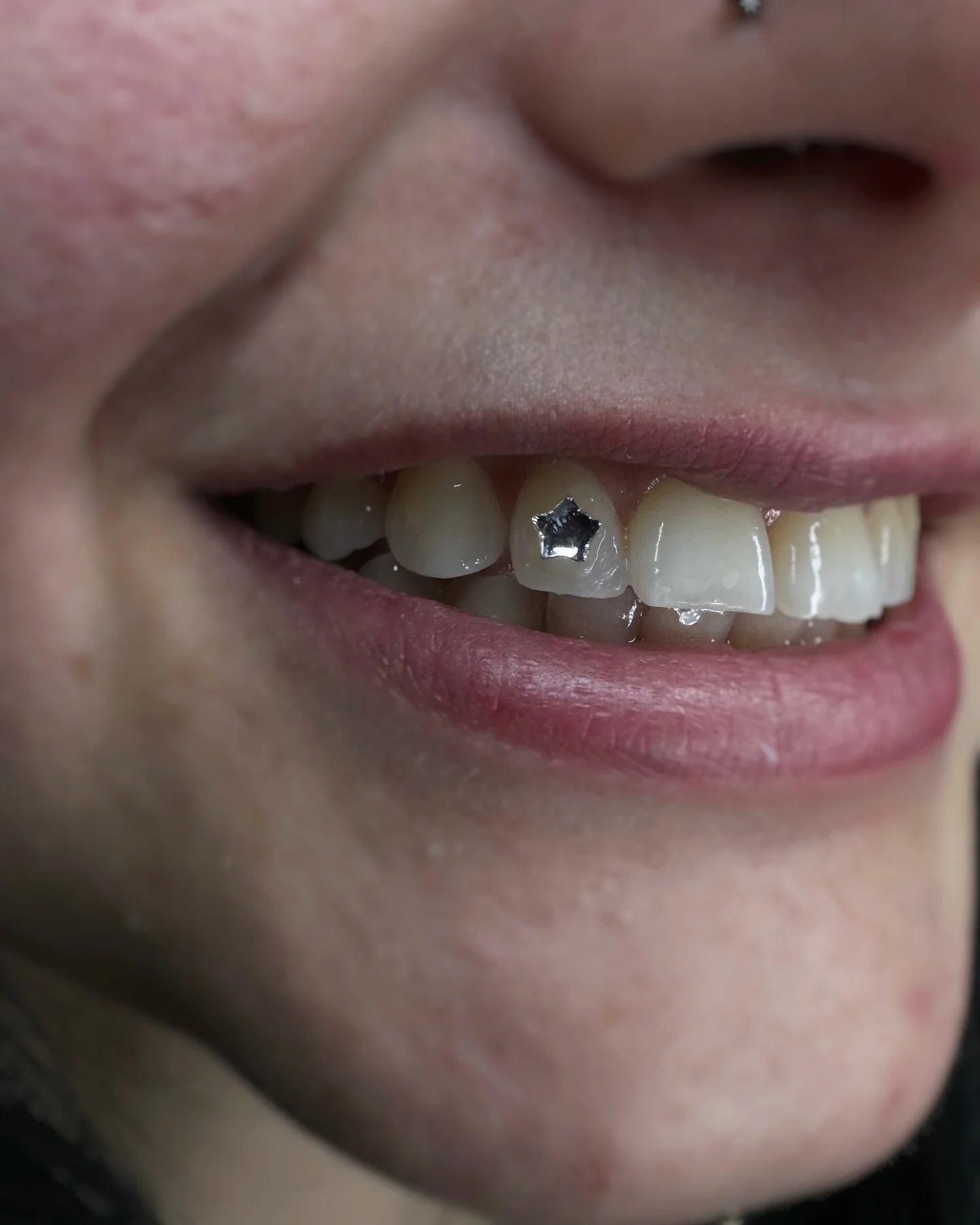 One of my favourite tooth gems!! Done at @mtlpunkrockfleamarket 💕💕