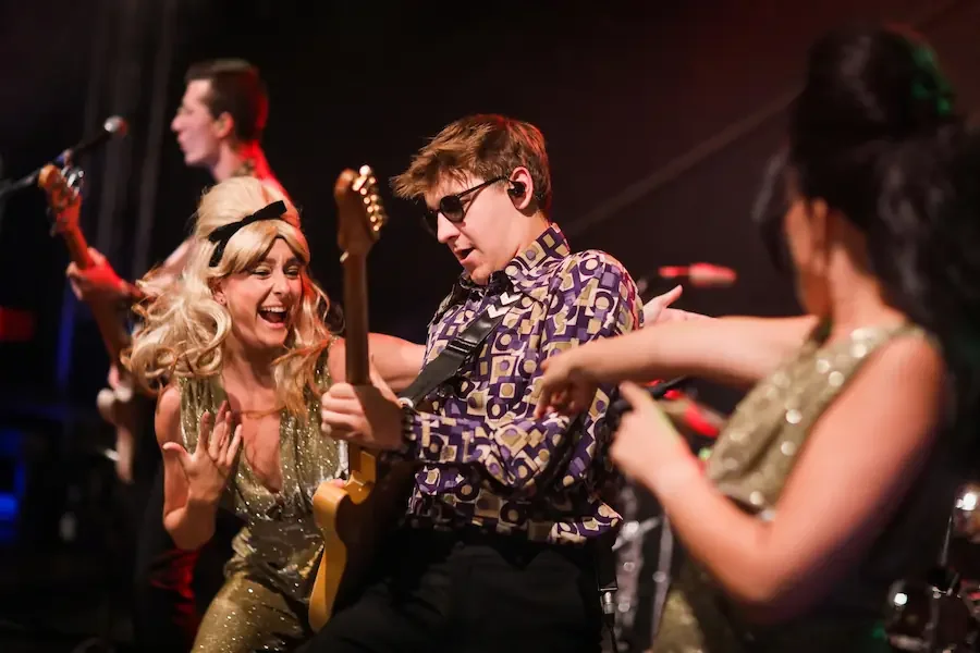 Guilty pleasures, funky dance moves and a lot of nostalgia. Funkadelic Groove Machine takes you back to the best moments of the 70s.