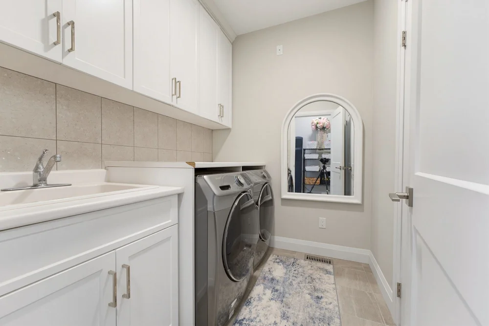 98 Woodberry Cres — Laundry room