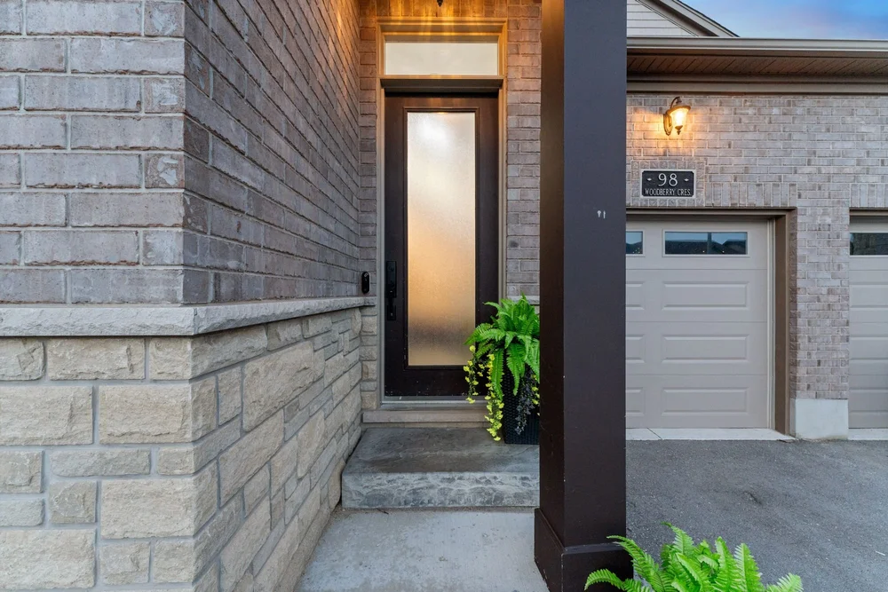 98 Woodberry Cres — Front entrance