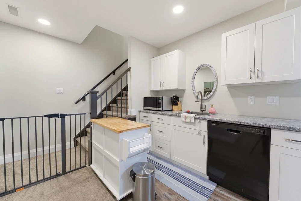 98 Woodberry Cres — Lower-level wet bar