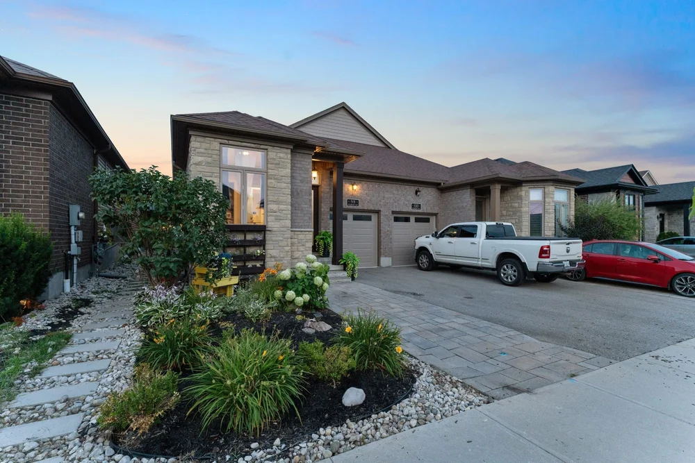 98 Woodberry Cres — Front exterior