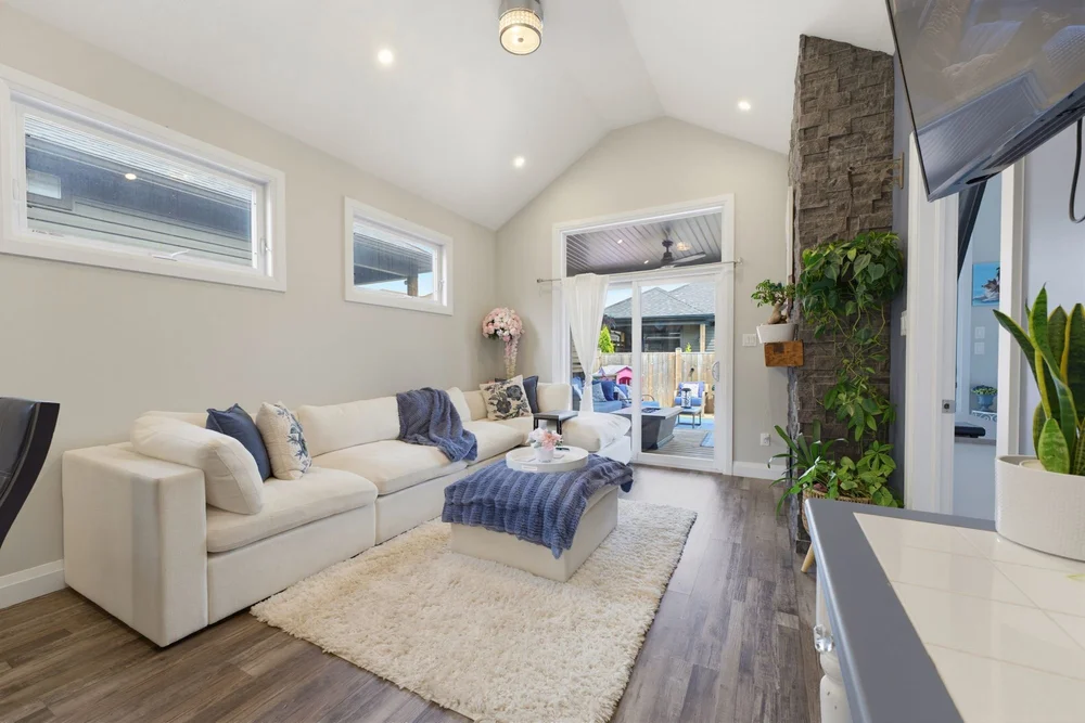 98 Woodberry Cres — Great room with walkout to covered deck