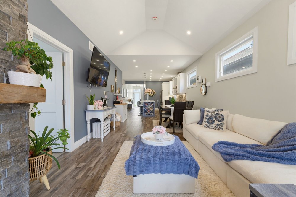 98 Woodberry Cres — Open-concept main floor