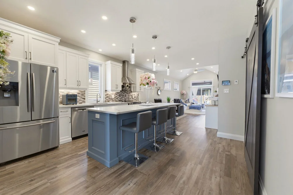 98 Woodberry Cres — Kitchen with quartz island