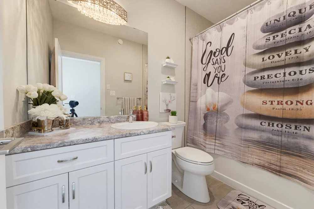 98 Woodberry Cres — Main bathroom