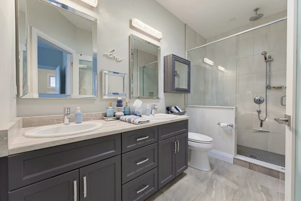 98 Woodberry Cres — Primary ensuite