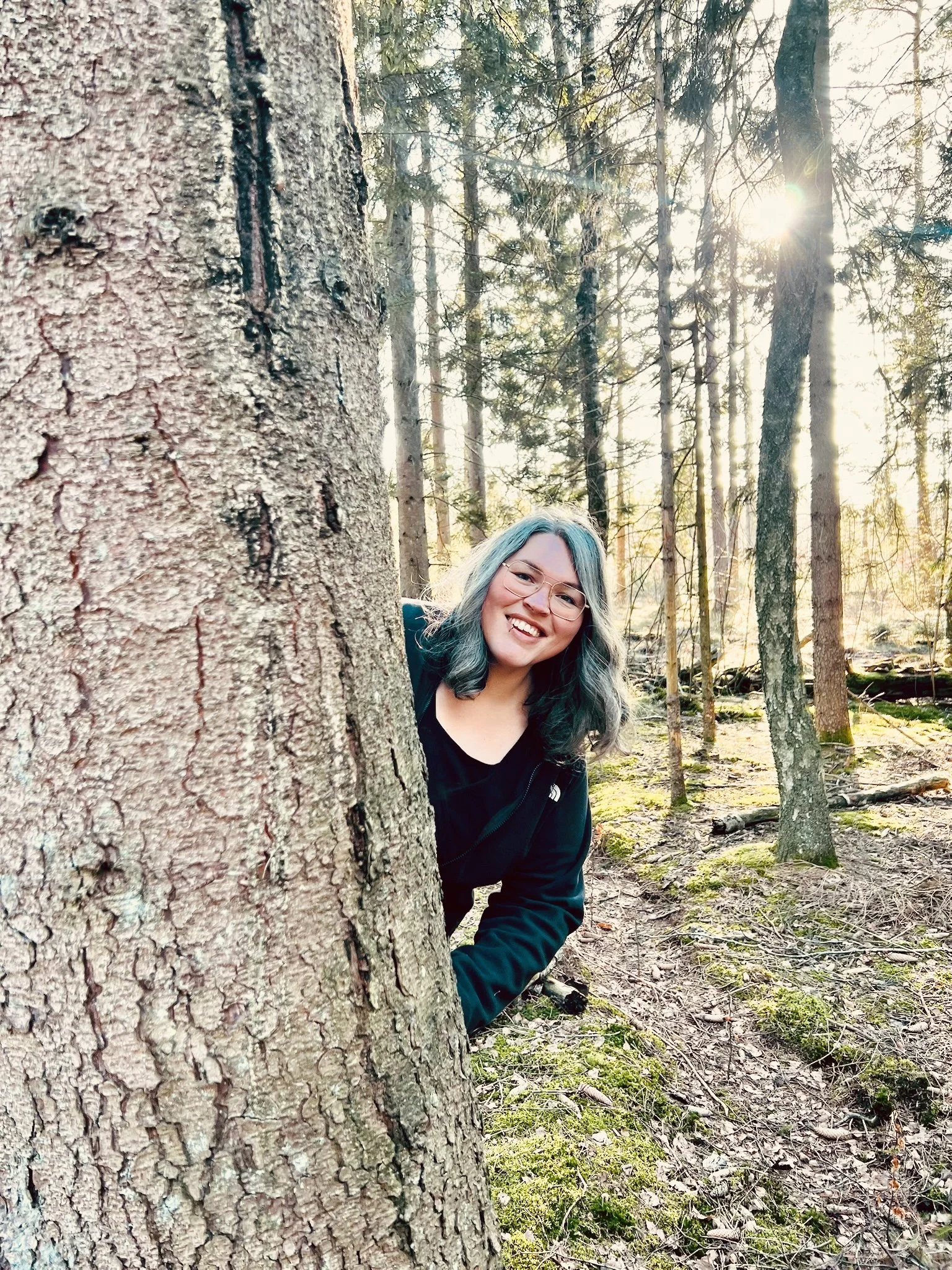Svenja Liesenberg im Wald. Coachin und Begleiterin für persönliche Entwicklung, Stressmanagement und digitale Achtsamkeit.