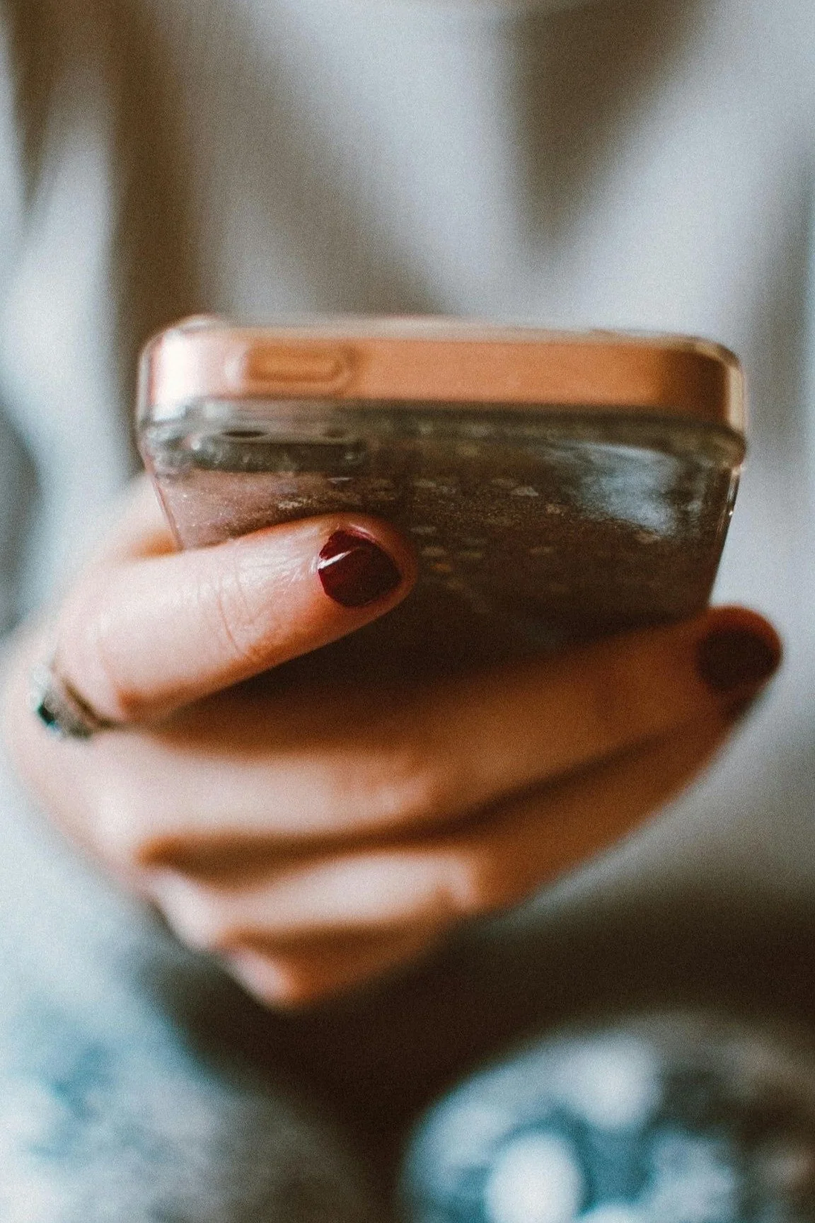 Hand hält Smartphone. Symbol für bewusste Nutzung und digitale Achtsamkeit im Alltag