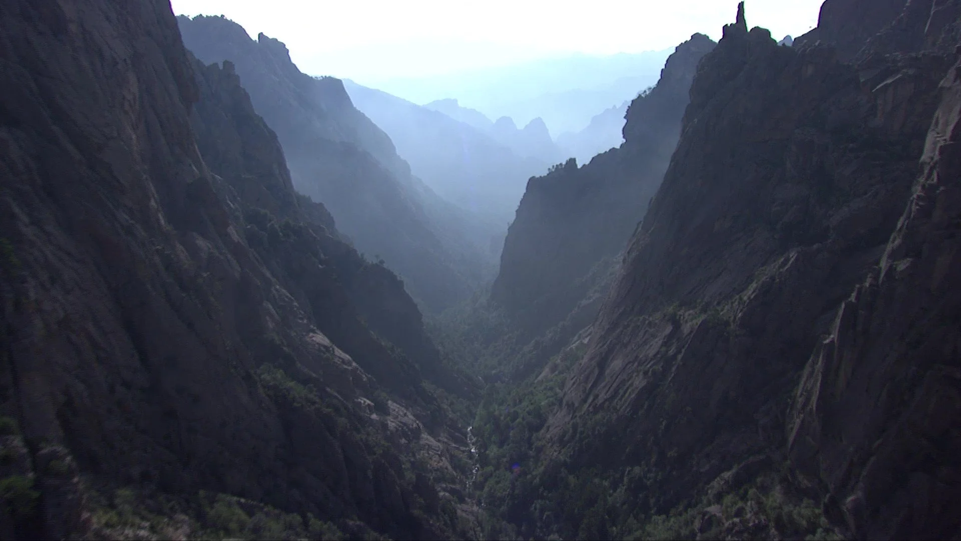033764059-aerial-corsica-mountains_Moment.jpg