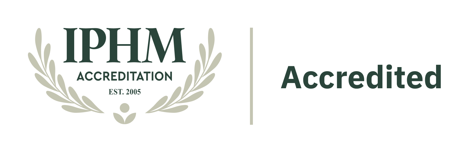 Logo con la scritta 'IPHM Accreditation' e 'EST. 2005' accompagnata da una ghirlanda di foglie a sinistra, e la parola 'Accredited' a destra