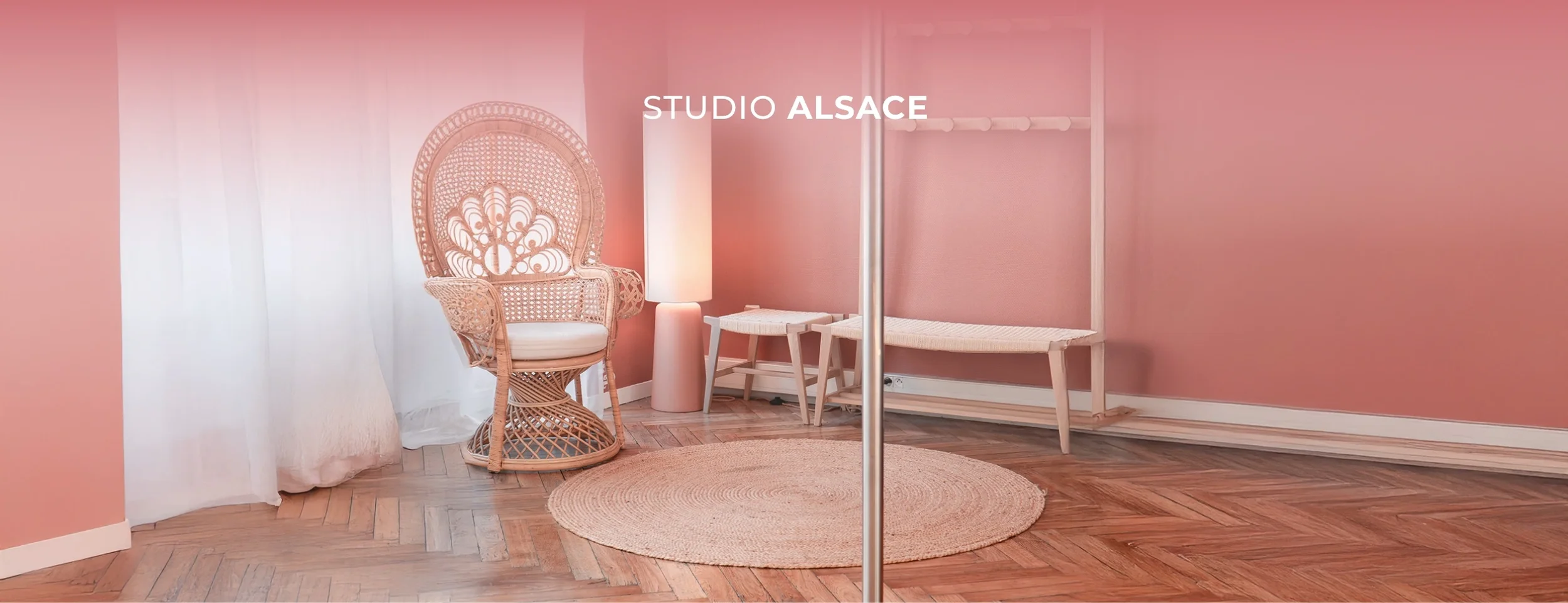 Studio de pole dance chaleureux avec un mobilier en rotin à Toulouse.