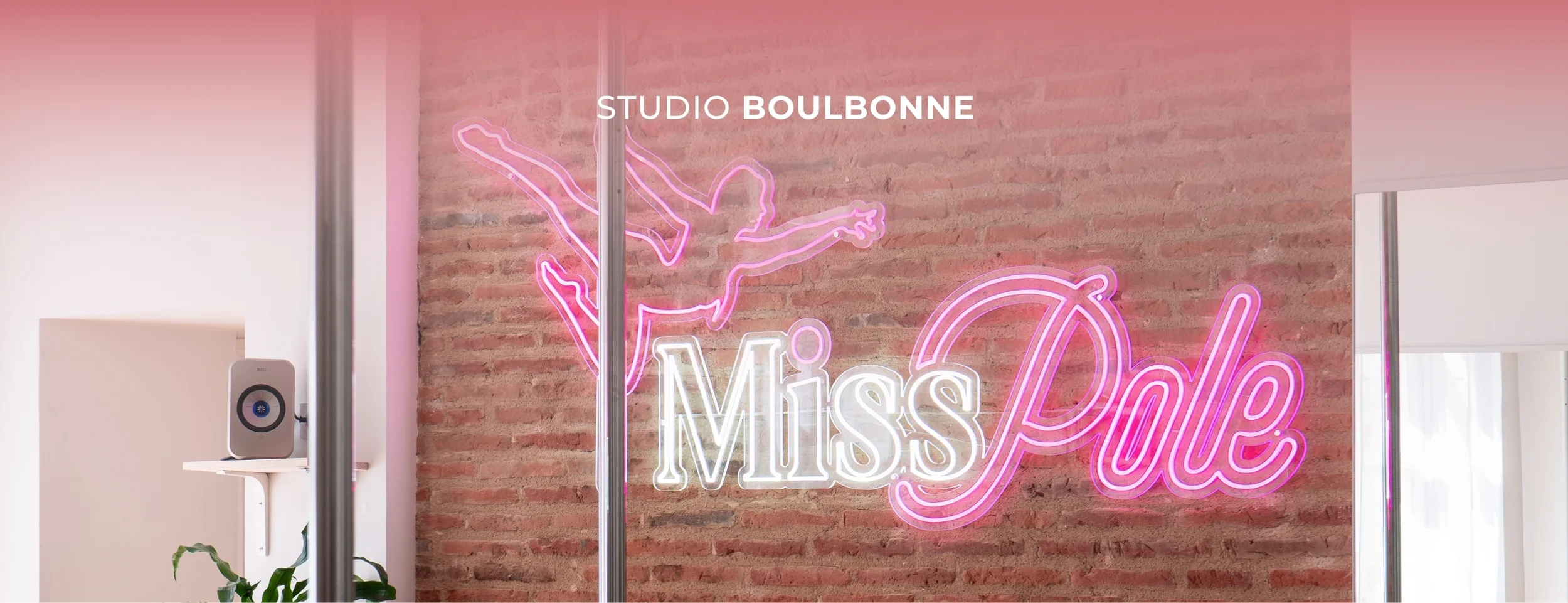 Panneau en néons rose et blanc avec le texte « Miss Pole », école de pole dance à Toulouse