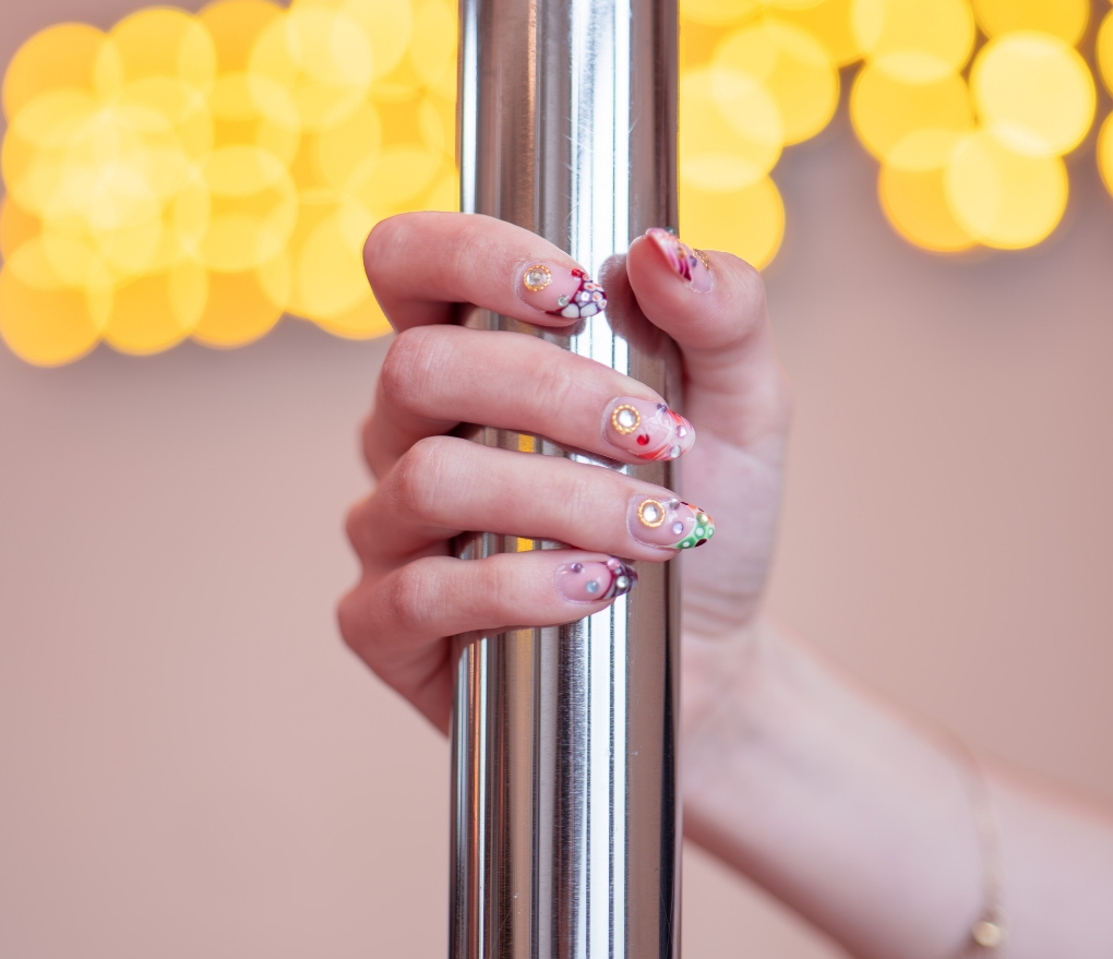 Main sur une barre au studio de pole dance toulouse