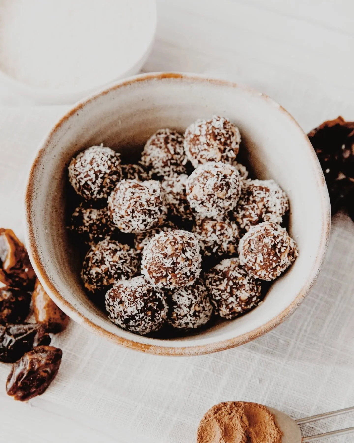These date protein balls are the perfect snack packed with protein + energy. They are great for adults and kids, easy to make, and you can also freeze them for later. 
 
Ingredients:
&bull; 3/4 cup almonds
&bull; 1/2 cup medjool dates
&bull; 1/3 cup 