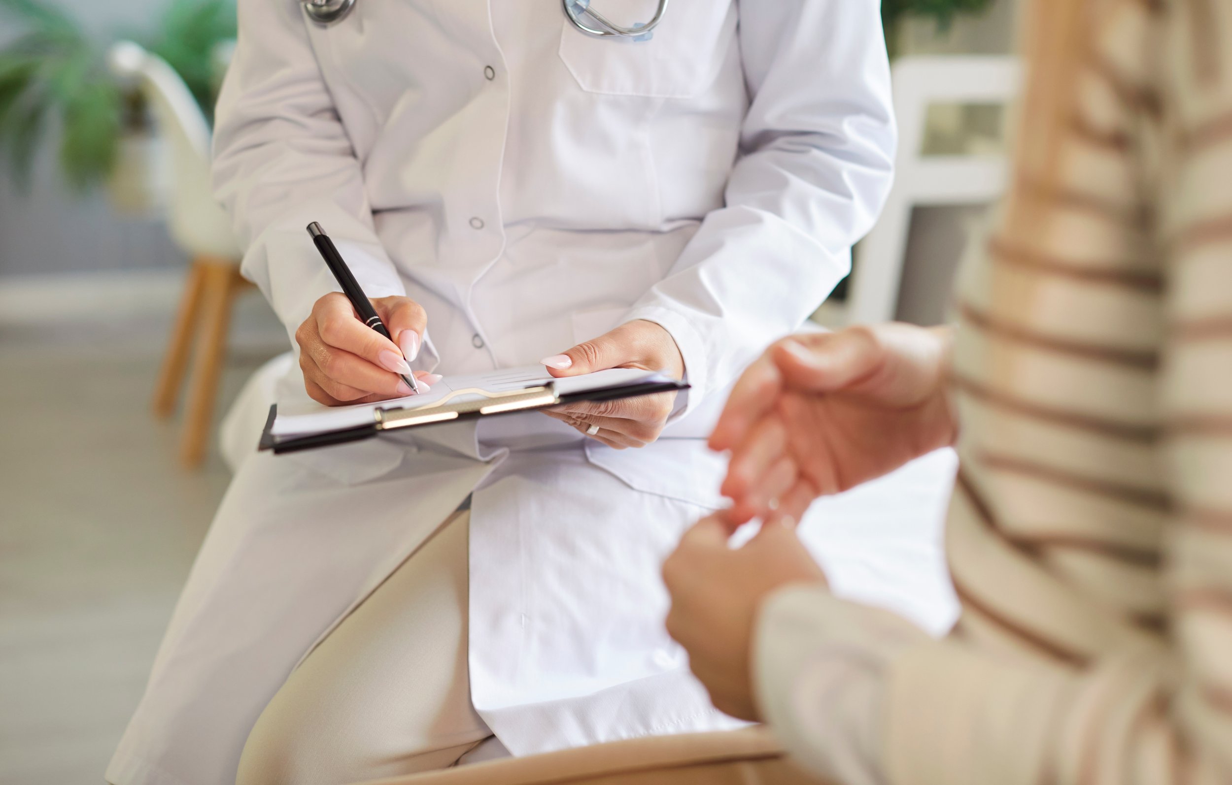 Doctor analizando los sintomas antes de diagnosticar